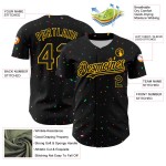 Maglia da baseball con design autentico e coriandoli, motivo personalizzato in oro 3D e nero Maglia da baseball con design autentico e coriandoli, motivo personalizzato in oro 3D e nero